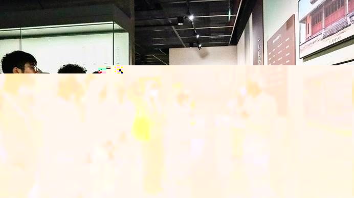一群人站在室内 AI 生成的内容可能不正确。