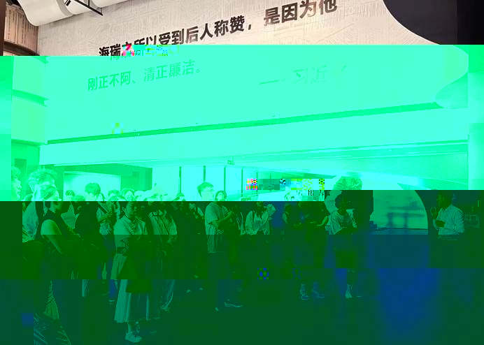 一群人站在一起 AI 生成的内容可能不正确。